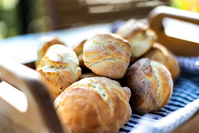 Frische runde Brötchen in einer Holzkiste