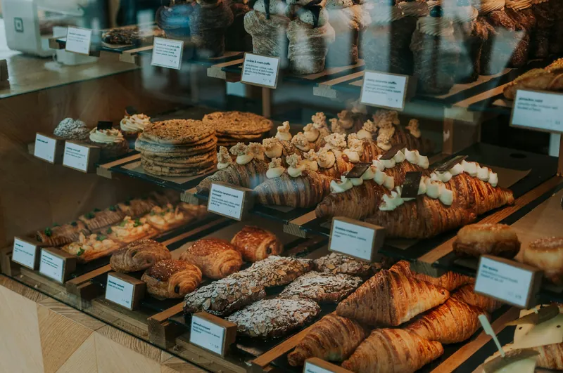 Glastheke mit Croissants und Plundergebäck